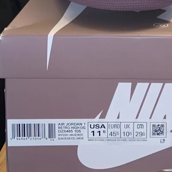 NWOT - Air Jordan 1 Retro High Sneakers - Picture 4 of 7